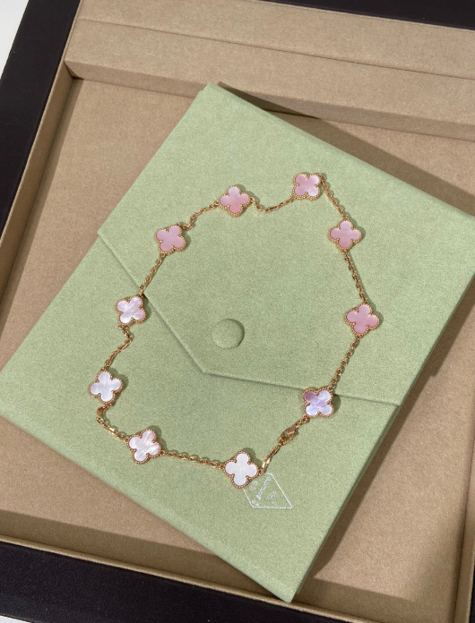 [Star Jewelry Jewellery] Pink Necklace with Ten Clover Designs